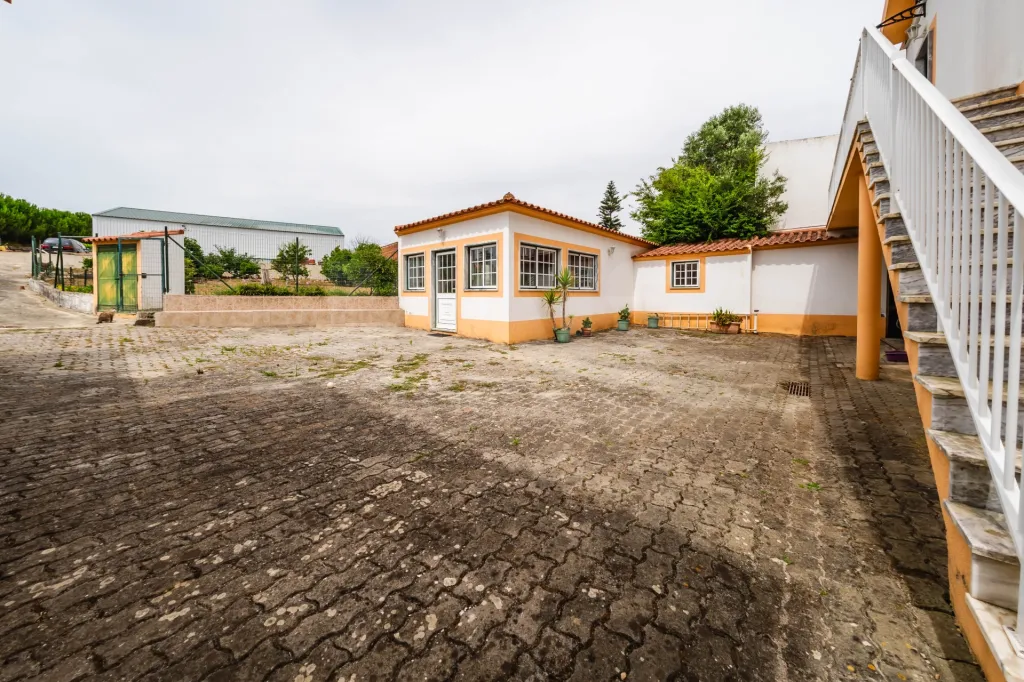 Moradia T5 com 2 Anexos em Terreno com mais de 1.400 m²