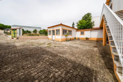 Moradia T5 com 2 Anexos em Terreno com mais de 1.400 m²