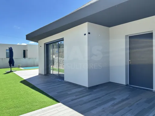 3-bedr. house on plot with pool, garden and garage