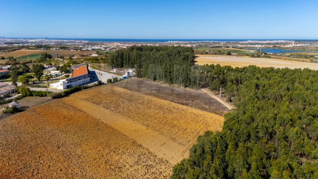 Parcela de terreno rústico de 2.350m2 em Atouguia da Baleia