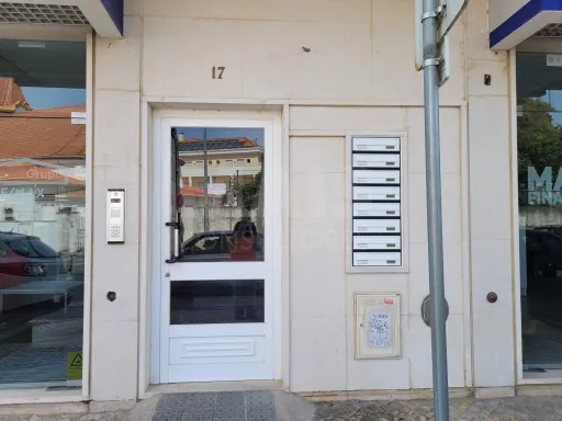 Lugar de Estacionamento coberto e Arrecadação