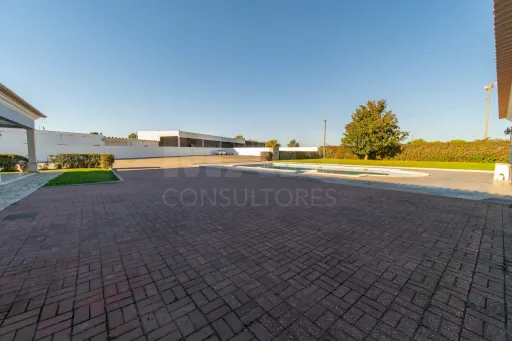Moradia T4 com Piscina, 3 Garagens e Terreno de 3.179 m² em Almeirim
