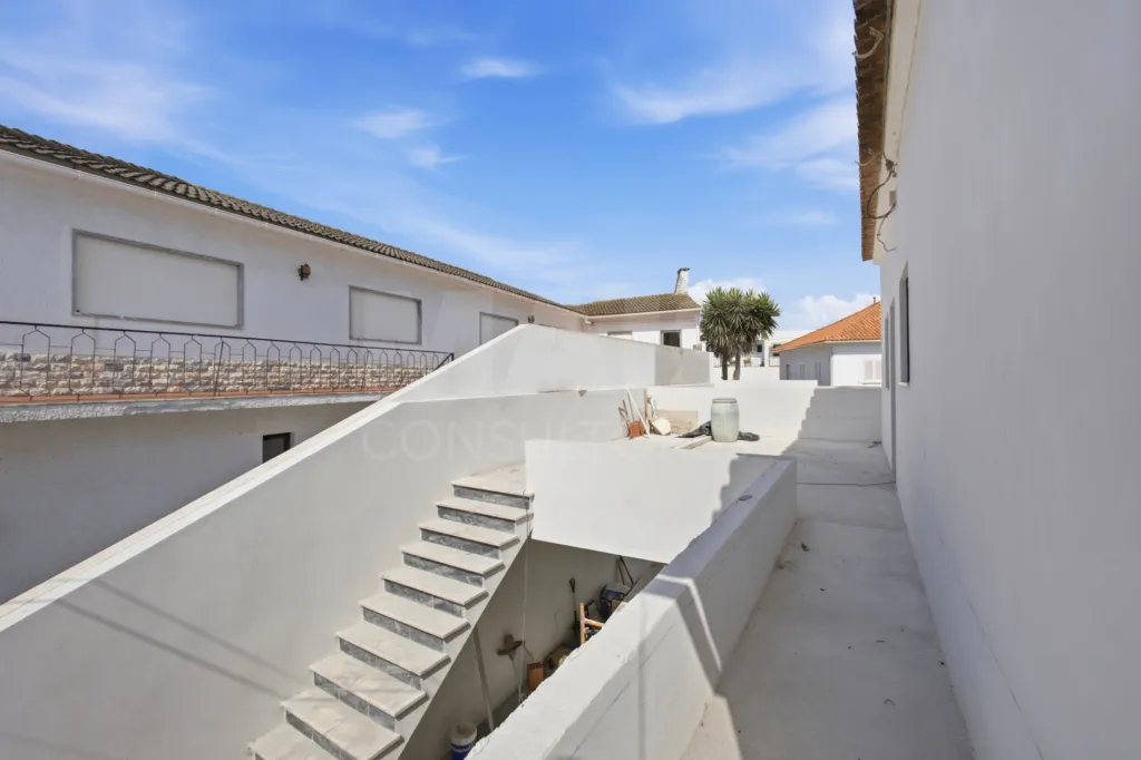 Apartamento T4 com quintal e estacionamento