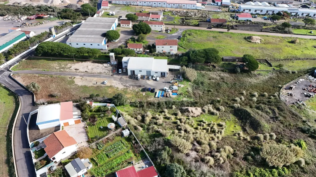 Armazém inserido em terreno de 9342m2 na Terrugem