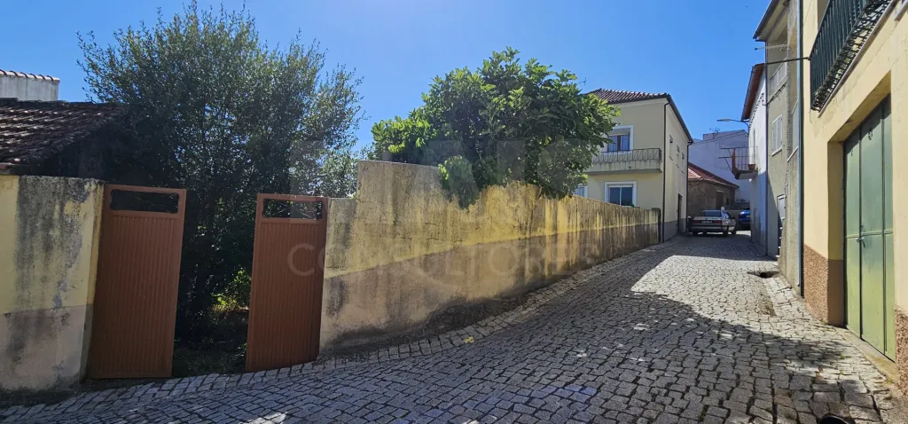 Moradia 2 Pisos centro Peroviseu c/ Terreno 500m2 e Garagem