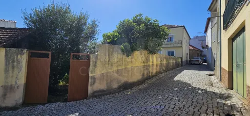 Moradia 2 Pisos centro Peroviseu c/ Terreno 500m2 e Garagem