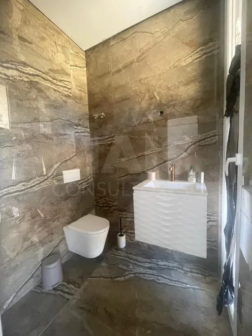Moradia térrea contemporânea em fase final, com piscina infinita e jacuzzi em lote de 1.500 m²
