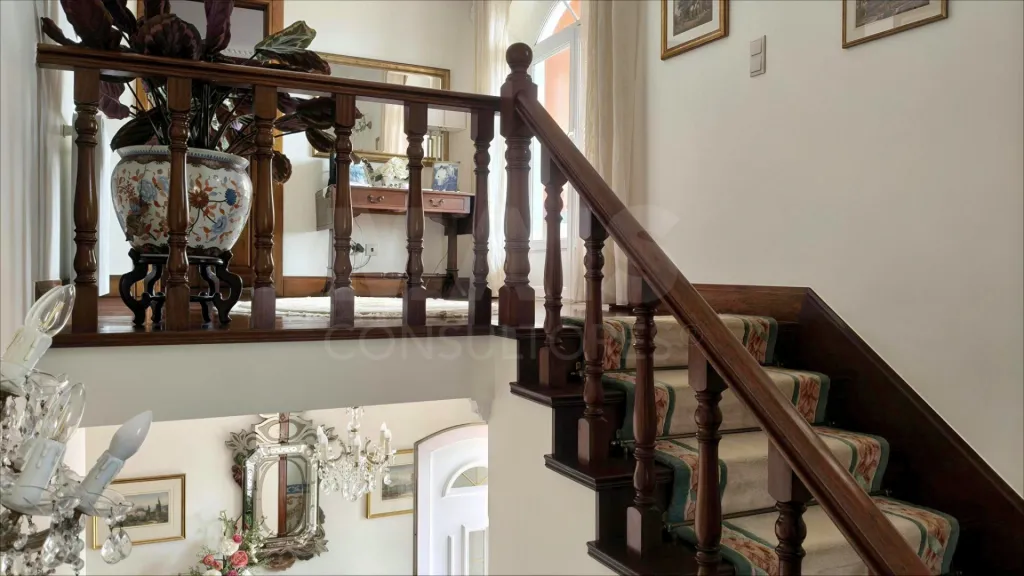 Prestigious 5-Bedroom Villa with Sea View, 2.075 m² Plot and Exclusive Artistic Details
