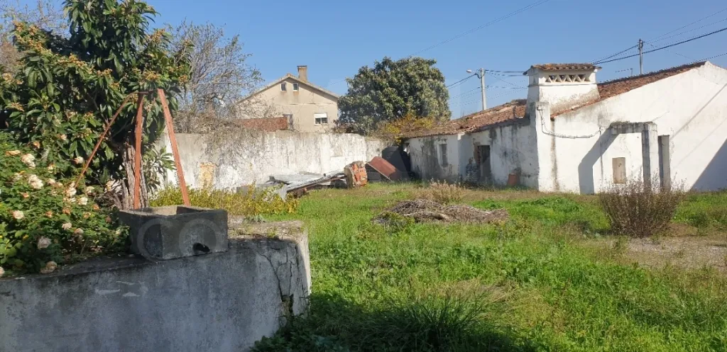 Moradia V 4 + Armazém + Casa Térrea de 45m2 em CASAIS ROMEIROS Santarém