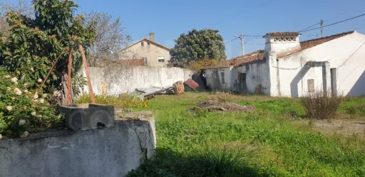 Moradia V 4 + Armazém + Casa Térrea de 45m2 em CASAIS ROMEIROS Santarém