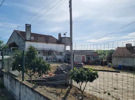 Quintinha com 6,2 Hectares, Água Abundante e 902 m² de Construção em Torres Novas