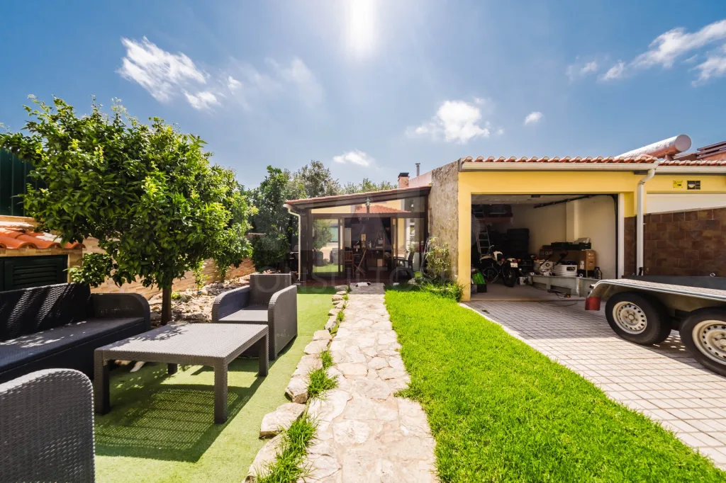 Moradia T4 com Jardim, Garagem e Churrasqueira no Centro de Olho Marinho – Óbidos