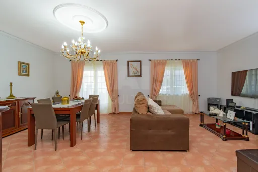 Moradia T3+1 com Garagem no Carregado