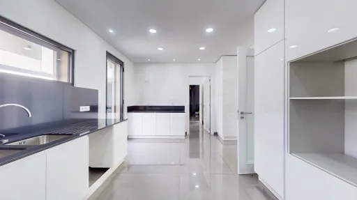Moradia nova com piscina T4 em Linda a Velha