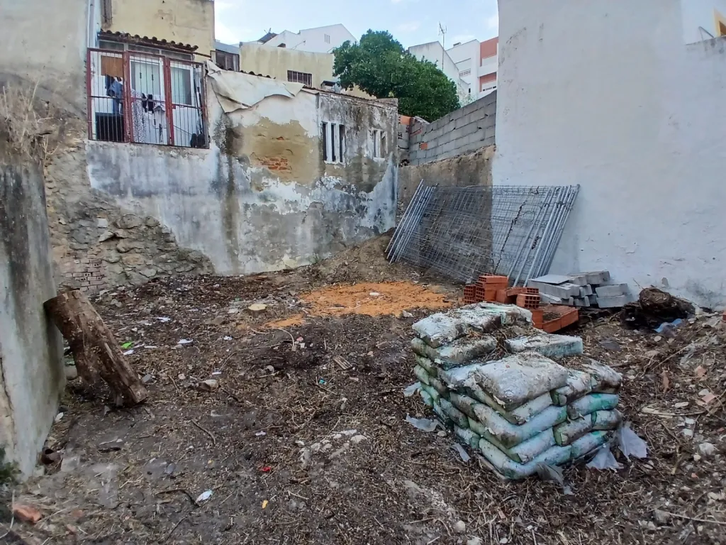 Moradia em Ruína com Excelente Potencial de Reconstrução em Vila Franca de Xira