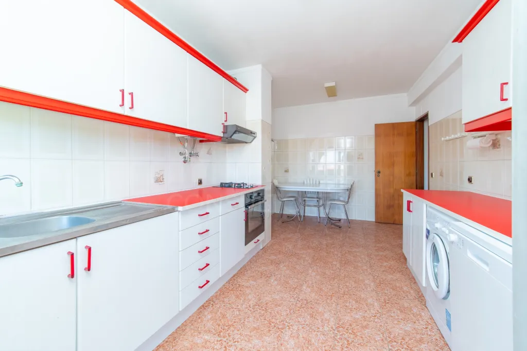 Apartamento T3 com varandas, arrecadação e vista desafogada em Samora Correia