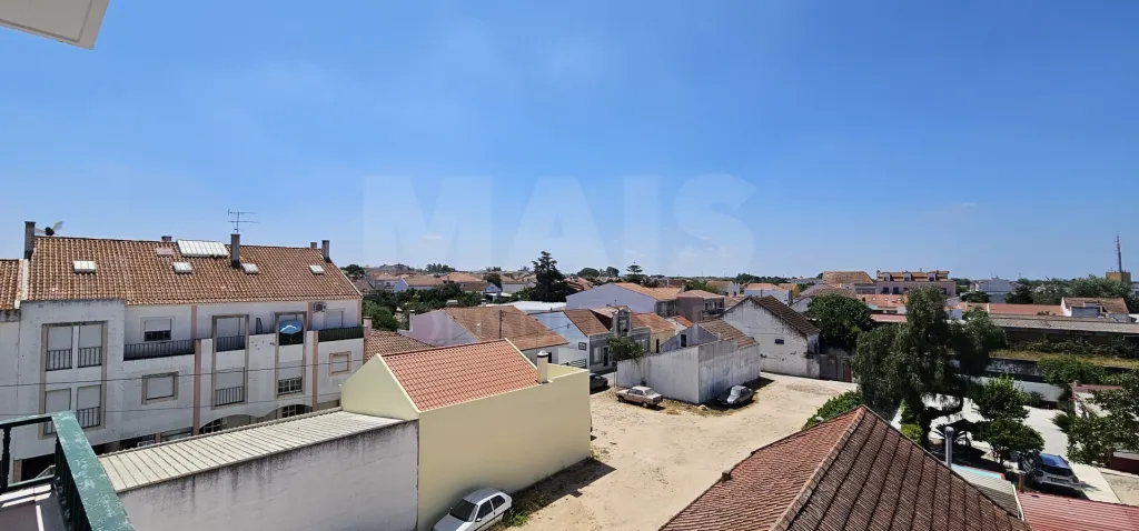 Apartamento T3 no Centro de Alpiarça | Áreas Generosas, Varandas e Excelente Localização