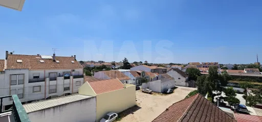 Apartamento T3 no Centro de Alpiarça | Áreas Generosas, Varandas e Excelente Localização
