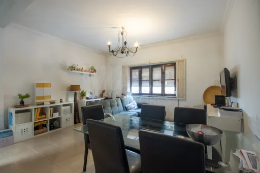 Prédio Multifamiliar em Alcabideche: Excelente Oportunidade de Investimento Próximo às Praias de Cascais