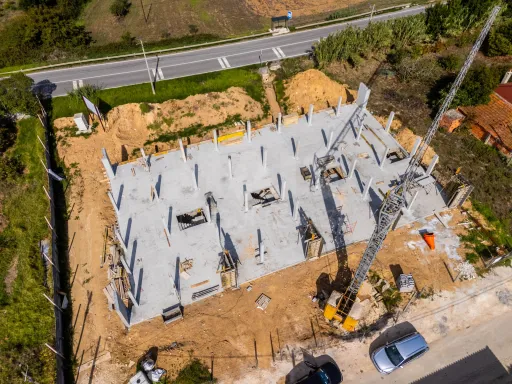 Moradia T3 em construção com piscina privada