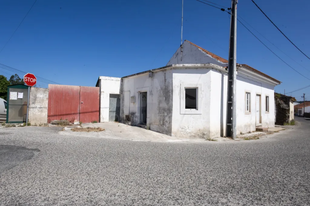 Moradia com rooftop e enorme potencial entre Caldas da Rainha e Santa Catarina