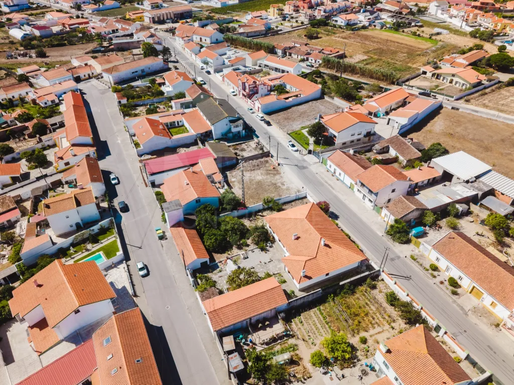 Lot with Plans for a 3-Bedroom House, Pool, Garage, and Garden in Olho Marinho, Óbidos