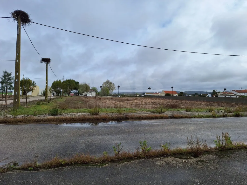 Terreno Urbano com 690m2 para construção de moradia até 2 pisos com garagem e anexo.
