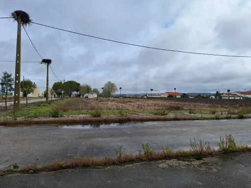 Terreno Urbano com 712 m2 para construção de moradia, até 2 pisos, garagem e anexo.