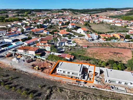 Moradia Térrea T4 com Suite Master, Piscina de Água Salgada, Garagem e Acabamentos Premium !