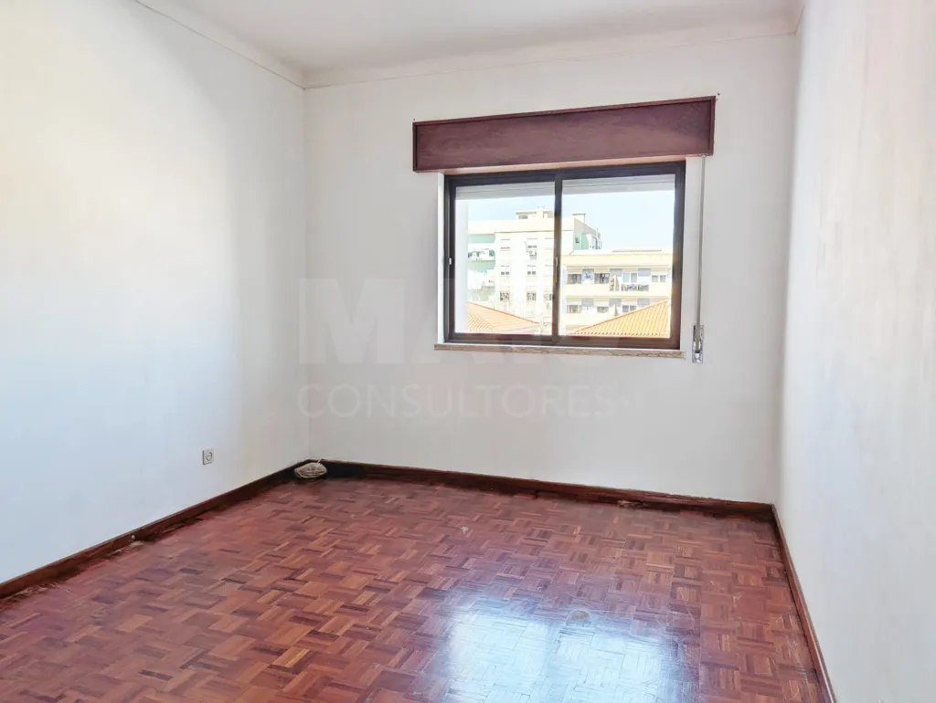 Apartamento T2 com 2 varandas fechadas e Prédio com Elevador – Varzinha, Setúbal