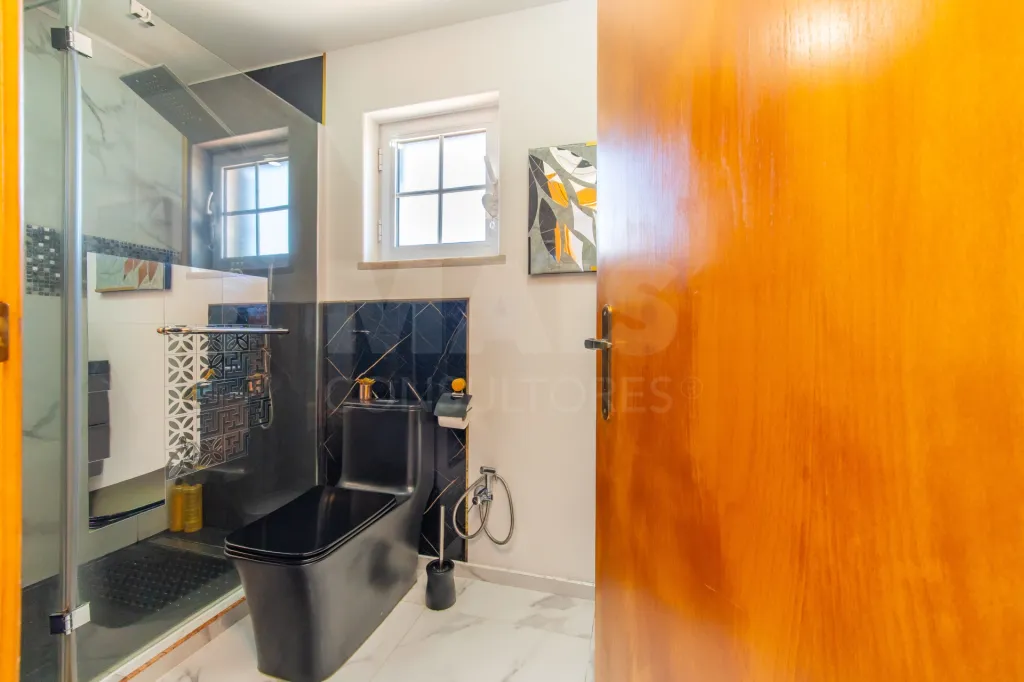 Moradia T2+2 totalmente remodelada com piscina aquecida no Porto Alto