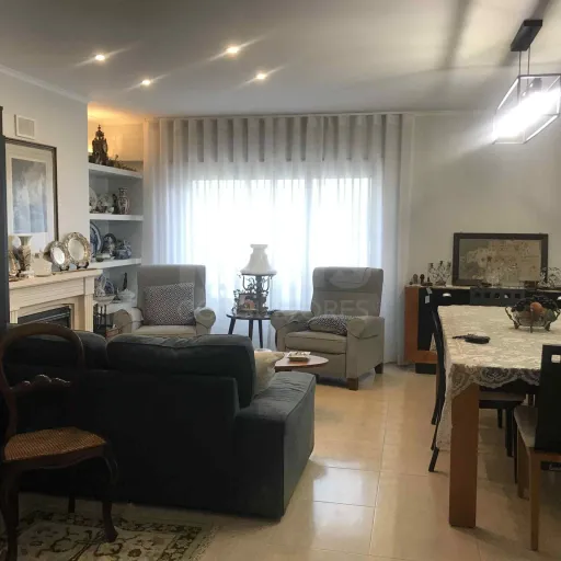 3+1 bedroom apartment in Montijo with parking space