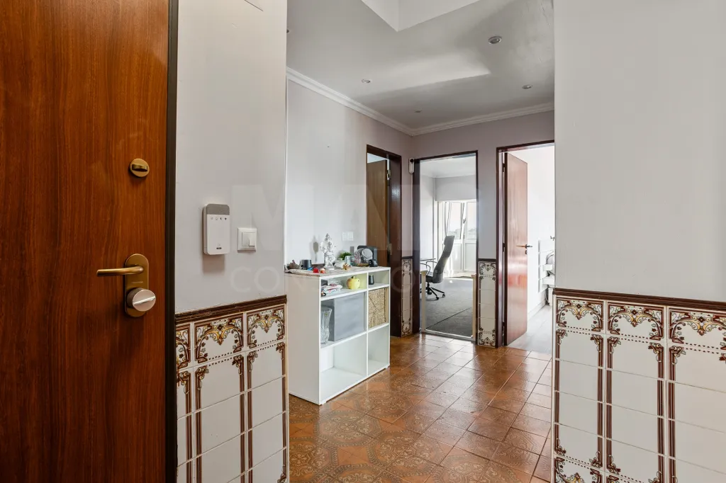 2-Bedroom Apartment with Excellent Potential | Sacavém | 5th Floor with Elevator