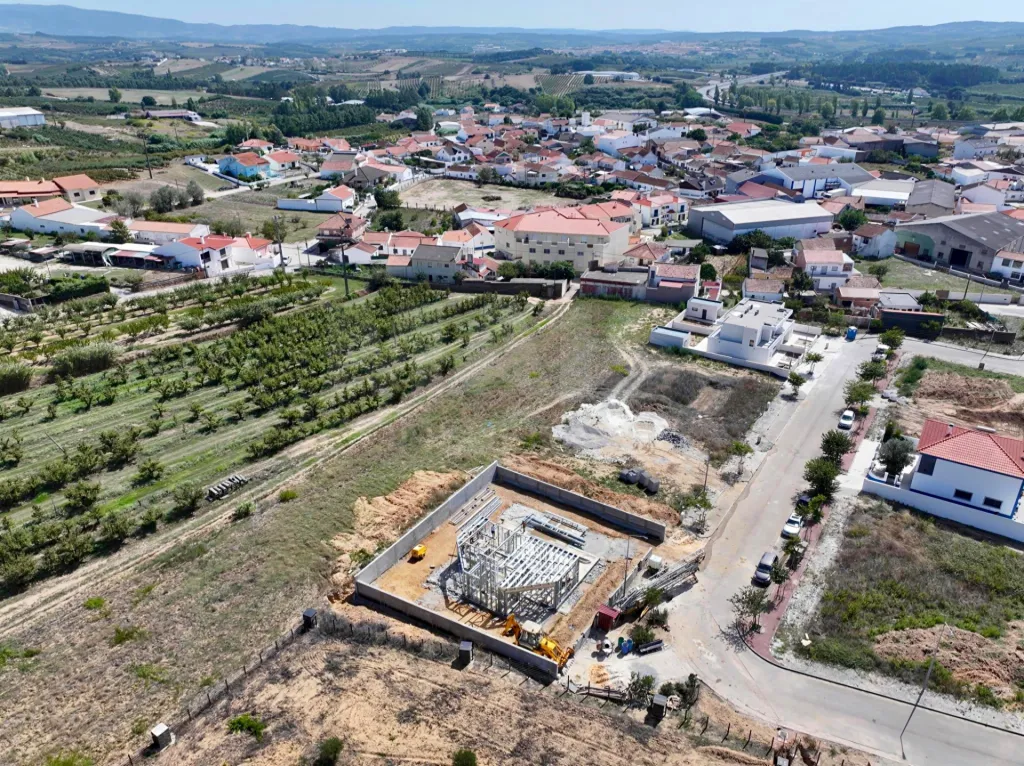 Moradia T3 Geminada c/ 1 Suite, Jardim, Parqueamento e Piscina! (LT2)