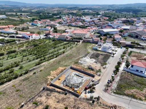 Moradia T3 Geminada c/ 1 Suite, Jardim, Parqueamento e Piscina! (LT2)