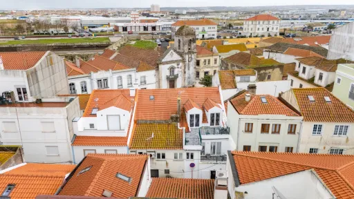 Prédio de Uso Misto em Peniche