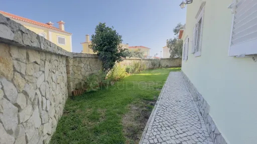 Exclusiva Moradia T4 com Jardim Privativo e Garagem | A minutos da Praia da Foz do Lizandro e da Ericeira