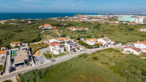 Deslumbrante Moradia T5 com Vista Mar, Piscina Privada e Excelente Exposição Solar
