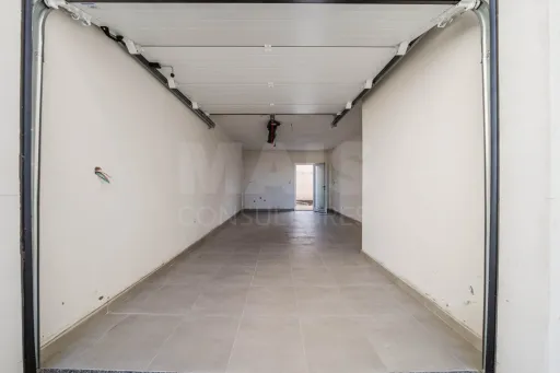 Moradia T4 com Garagem Logradouro e Jardim