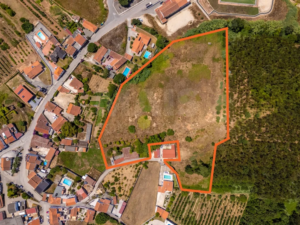 Land in Fanadia with feasibility of construction and house to restore