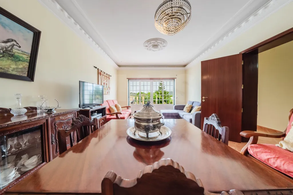 Moradia T5 com 2 Anexos em Terreno com mais de 1.400 m²