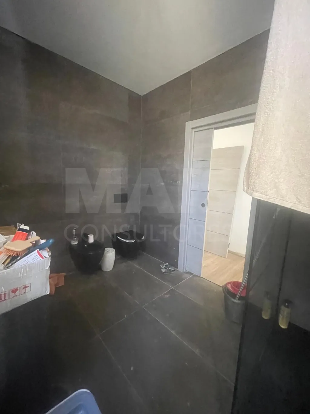 Moradia térrea contemporânea em fase final, com piscina infinita e jacuzzi em lote de 1.500 m²