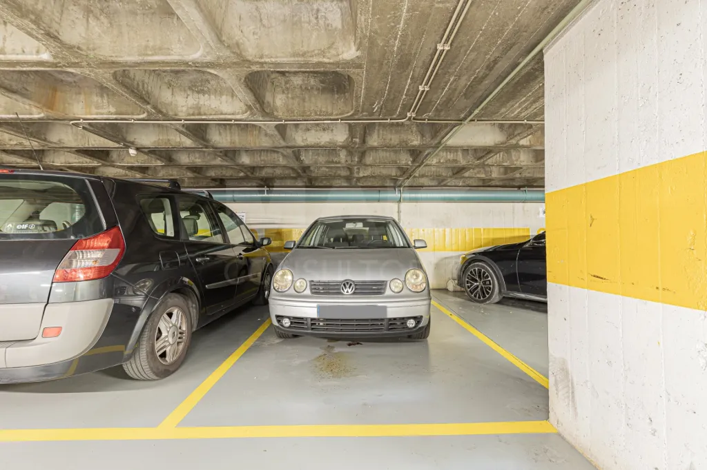 Oportunidade T4 Varandas, Estacionamento e Arrecadação no Restelo