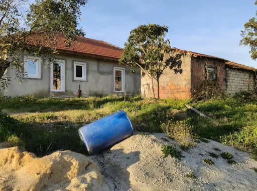 Moradia T2+1 c/ Anexo & Armazém em Lote de 7.600m2
