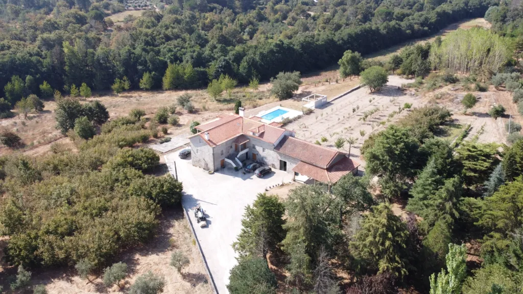 Herdade / Quinta com 25–27 ha, vinha em produção, olival e piscina – Serra da Estrela, Gouveia