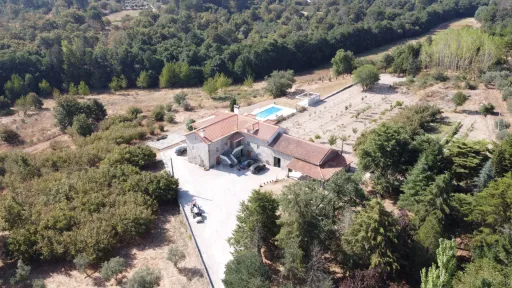Quinta com 25–27 ha, vinha em produção, olival e piscina – Serra da Estrela, Gouveia