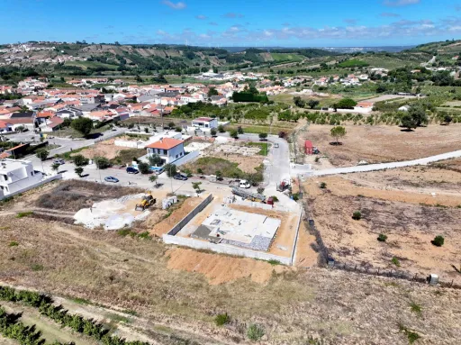 Moradia T3 Geminada c/ 1 Suite, Jardim, Parqueamento e Piscina! (LT2)