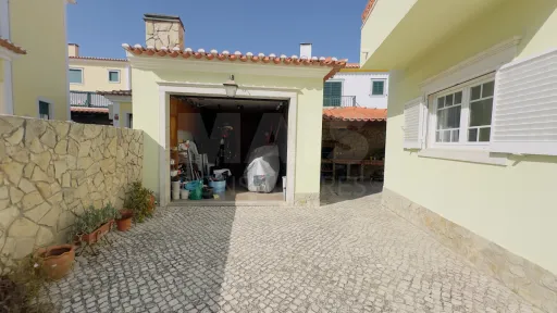 Exclusiva Moradia T4 com Jardim Privativo e Garagem | A minutos da Praia da Foz do Lizandro e da Ericeira