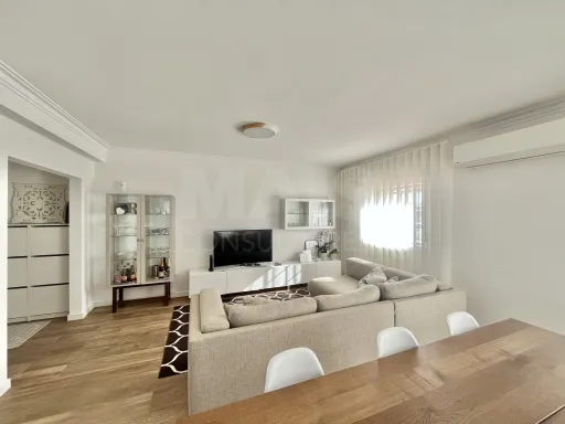 Apartamento T3 totalmente remodelado em Samora Correia
