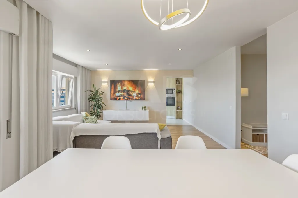 Último Piso | T2 Totalmente Remodelado | 2 Varandas | Vista Desafogada